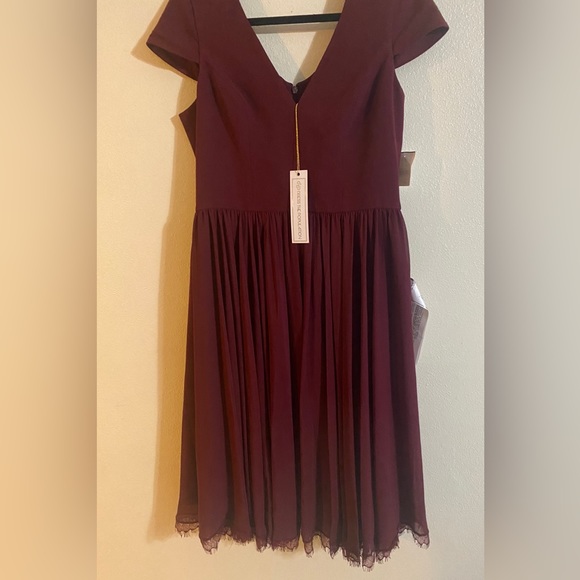 Dress The Population - Wome’s Corey Cap Sleeve Crepe Midi Dress - Col: Burgundy - Picture 3 of 6